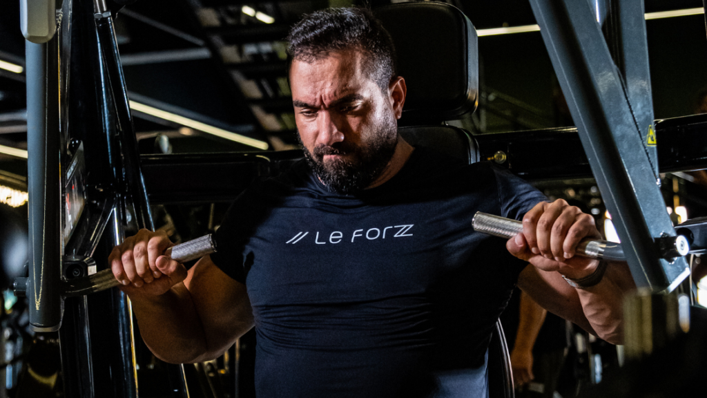 Renan Correa treina em um equipamento de treino livre da Le Forzz